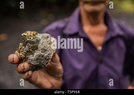 Muzo, Boyaca, Colombia. Xv Mar, 2019. Un guaquero è che mostra la pietra più recenti da lui fondata. Credito: Francesco Molteni/ZUMA filo/Alamy Live News Foto Stock