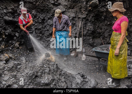 Muzo, Boyaca, Colombia. Xv Mar, 2019. Una volta che un fiume, il cosiddetto "spiaggia" è il teatro di una ricerca quotidiana per la preziosa pietra di smeraldo. Credito: Francesco Molteni/ZUMA filo/Alamy Live News Foto Stock