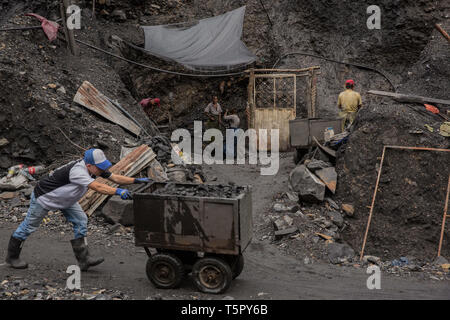 Muzo, Boyaca, Colombia. Xv Mar, 2019. Una volta che un fiume, il cosiddetto "spiaggia" è il teatro di una ricerca quotidiana per la preziosa pietra di smeraldo. Credito: Francesco Molteni/ZUMA filo/Alamy Live News Foto Stock