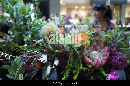 Costa Mesa, Stati Uniti d'America. 26 apr, 2019. Una ragazza visiti la California del Sud Spring Garden Show in South Coast Plaza in Costa Mesa, Stati Uniti, 25 aprile 2019. Credito: Li Ying/Xinhua/Alamy Live News Foto Stock