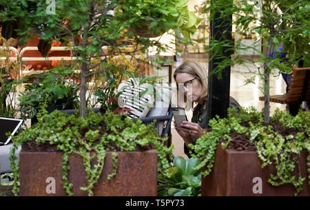 Costa Mesa, Stati Uniti d'America. 26 apr, 2019. Una donna prende le foto a La California del Sud Spring Garden Show in South Coast Plaza in Costa Mesa, Stati Uniti, 25 aprile 2019. Credito: Li Ying/Xinhua/Alamy Live News Foto Stock