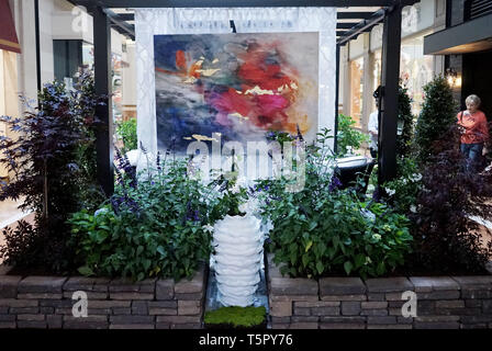 Costa Mesa, Stati Uniti d'America. 26 apr, 2019. La gente a piedi passato la California del Sud Spring Garden Show in South Coast Plaza in Costa Mesa, Stati Uniti, 25 aprile 2019. Credito: Li Ying/Xinhua/Alamy Live News Foto Stock