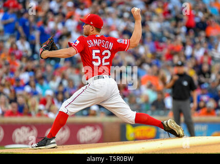 Apr 20, 2019: Texas Rangers brocca di partenza Adrian Sampson #52 durante una partita MLB tra Houston Astros e Texas Rangers a Globe Life Park in Arlington, TX Texas Houston sconfitto 9-4 Albert Pena/CSM. Foto Stock