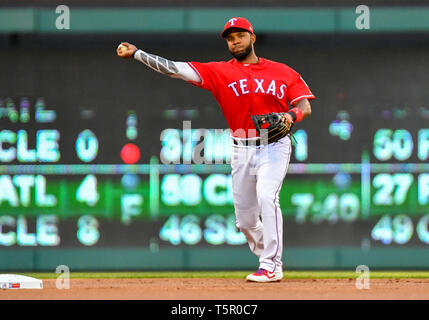 Apr 20, 2019: Texas Rangers interbase Elvis Andrus #1 rende un tiro di prima base durante una partita MLB tra Houston Astros e Texas Rangers a Globe Life Park in Arlington, TX Texas Houston sconfitto 9-4 Albert Pena/CSM. Foto Stock