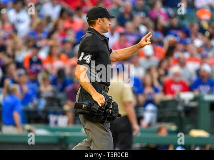 Apr 20, 2019: MLB home plate arbitro Mark Wegner #14 durante una partita MLB tra Houston Astros e Texas Rangers a Globe Life Park in Arlington, TX Texas Houston sconfitto 9-4 Albert Pena/CSM. Foto Stock