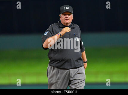 Apr 20, 2019: MLB arbitro Hunter Wendelstedt #21 durante una partita MLB tra Houston Astros e Texas Rangers a Globe Life Park in Arlington, TX Texas Houston sconfitto 9-4 Albert Pena/CSM. Foto Stock