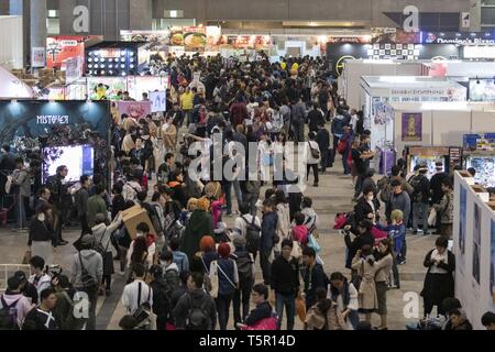 Chiba, Giappone. 27 apr, 2019. I visitatori si radunano durante il Niconico Chokaigi festival a Makuhari Messe Convention Center. L annuale Niconico Chokaigi è organizzato dal Giappone il più grande sociale sito web video Niconico per creare Niconico del mondo virtuale nella vita reale. La mostra riunisce giapponese cultura tradizionale gli artisti interpreti o esecutori, video gamers, creatori di anime, j-pop musicisti e cosplayers. Gli organizzatori affermano di attrarre 150.000 visitatori durante i due giorni del festival. Credito: Rodrigo Reyes Marin/ZUMA filo/Alamy Live News Foto Stock