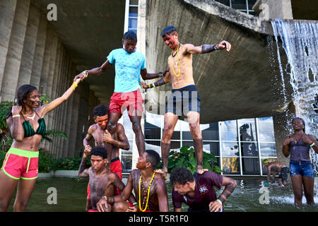 Brasilia, Brasile. 26 apr, 2019. I giovani indiani giocare in un pozzetto di fronte al Dipartimento di Giustizia in acqua e in attesa per il ministro per soddisfare i loro leader. La protesta degli Indiani a Brasilia per la protezione del loro habitat. Presidente Bolsonaro vuole ridurre la protezione della regione amazzonica e utilizzare la foresta pluviale più economicamente. Credito: Pablo Albarenga/dpa/Alamy Live News Foto Stock