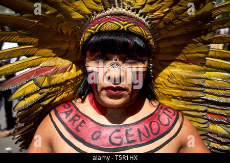 Brasilia, Brasile. 26 apr, 2019. Célia Xakriabá, un leader indigeni e attivista, si distingue per un ritratto con la sua bodypaint: 'Stop il genocidio' alla terra libera Camp protesta in Brasilia. La protesta degli Indiani a Brasilia per la protezione del loro habitat. Presidente Bolsonaro vuole ridurre la protezione della regione amazzonica e utilizzare la foresta pluviale più economicamente. Credito: Pablo Albarenga/dpa/Alamy Live News Foto Stock