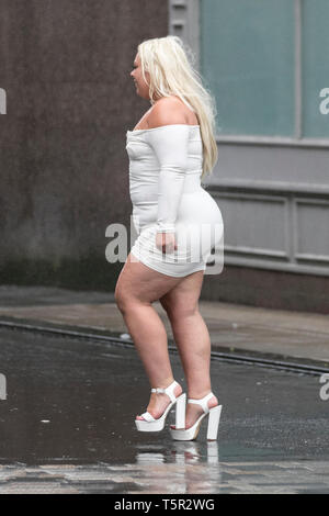 Preston, Lancashire. Xxvii Aprile, 2019. Regno Unito Meteo. Donna shopper in freddo, blustery condizioni con heavy rain, continuando i forti venti con condizioni di bagnato previsto per tutta la giornata. Credito: MWI/AlamyLiveNews Foto Stock