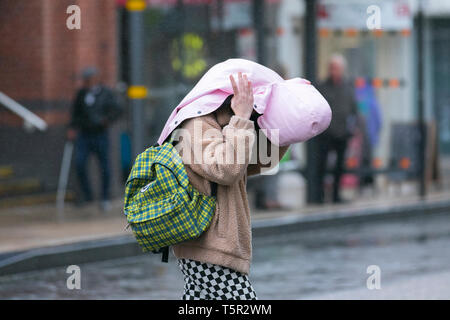 Preston, Lancashire. Xxvii Aprile, 2019. Regno Unito Meteo. Donna shopper in freddo, blustery condizioni con heavy rain, continuando i forti venti con condizioni di bagnato previsto per tutta la giornata. Credito: MWI/AlamyLiveNews Foto Stock