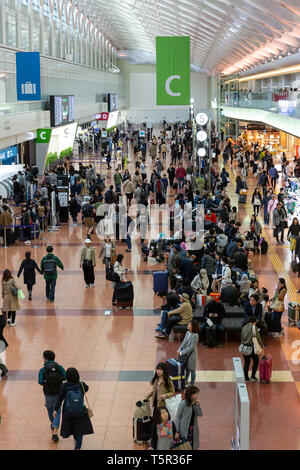 Tokyo, Giappone. 27 apr, 2019. Passeggeri attendere per i loro voli in partenza lobby dell'Aeroporto Haneda terminale 2 in Tokyo. Questo anno si prevede di raggiungere un record di viaggiatori di oltremare e le destinazioni sul mercato interno nel corso di un insolito 10-giorno Golden settimana di vacanza a causa della ascesa al trono del Principe Ereditario Naruhito e l'inizio della nuova epoca Reiwa. La Golden Week holiday corre dal 27 aprile al 6 maggio. Credito: Rodrigo Reyes Marin/AFLO/Alamy Live News Foto Stock