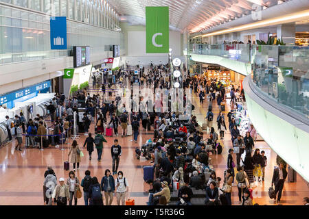 Tokyo, Giappone. 27 apr, 2019. Passeggeri attendere per i loro voli in partenza lobby dell'Aeroporto Haneda terminale 2 in Tokyo. Questo anno si prevede di raggiungere un record di viaggiatori di oltremare e le destinazioni sul mercato interno nel corso di un insolito 10-giorno Golden settimana di vacanza a causa della ascesa al trono del Principe Ereditario Naruhito e l'inizio della nuova epoca Reiwa. La Golden Week holiday corre dal 27 aprile al 6 maggio. Credito: Rodrigo Reyes Marin/AFLO/Alamy Live News Foto Stock