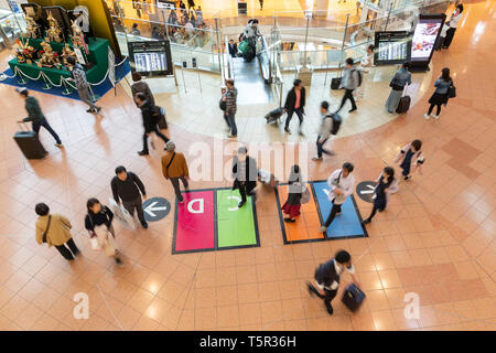 Tokyo, Giappone. 27 apr, 2019. Passeggeri attendere per i loro voli in partenza lobby dell'Aeroporto Haneda terminale 2 in Tokyo. Questo anno si prevede di raggiungere un record di viaggiatori di oltremare e le destinazioni sul mercato interno nel corso di un insolito 10-giorno Golden settimana di vacanza a causa della ascesa al trono del Principe Ereditario Naruhito e l'inizio della nuova epoca Reiwa. La Golden Week holiday corre dal 27 aprile al 6 maggio. Credito: Rodrigo Reyes Marin/AFLO/Alamy Live News Foto Stock