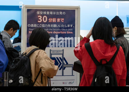 Tokyo, Giappone. 27 apr, 2019. Passeggeri attendere per i loro voli in partenza lobby dell'Aeroporto Haneda terminale 2 in Tokyo. Questo anno si prevede di raggiungere un record di viaggiatori di oltremare e le destinazioni sul mercato interno nel corso di un insolito 10-giorno Golden settimana di vacanza a causa della ascesa al trono del Principe Ereditario Naruhito e l'inizio della nuova epoca Reiwa. La Golden Week holiday corre dal 27 aprile al 6 maggio. Credito: Rodrigo Reyes Marin/AFLO/Alamy Live News Foto Stock