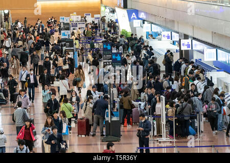 Tokyo, Giappone. 27 apr, 2019. Passeggeri attendere per i loro voli in partenza lobby dell'Aeroporto Haneda terminale 2 in Tokyo. Questo anno si prevede di raggiungere un record di viaggiatori di oltremare e le destinazioni sul mercato interno nel corso di un insolito 10-giorno Golden settimana di vacanza a causa della ascesa al trono del Principe Ereditario Naruhito e l'inizio della nuova epoca Reiwa. La Golden Week holiday corre dal 27 aprile al 6 maggio. Credito: Rodrigo Reyes Marin/AFLO/Alamy Live News Foto Stock