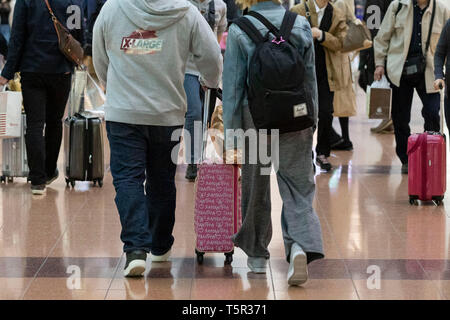 Tokyo, Giappone. 27 apr, 2019. Passeggeri attendere per i loro voli in partenza lobby dell'Aeroporto Haneda terminale 2 in Tokyo. Questo anno si prevede di raggiungere un record di viaggiatori di oltremare e le destinazioni sul mercato interno nel corso di un insolito 10-giorno Golden settimana di vacanza a causa della ascesa al trono del Principe Ereditario Naruhito e l'inizio della nuova epoca Reiwa. La Golden Week holiday corre dal 27 aprile al 6 maggio. Credito: Rodrigo Reyes Marin/AFLO/Alamy Live News Foto Stock