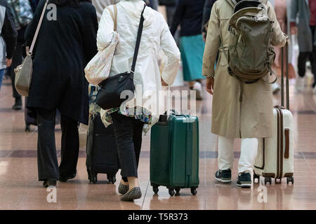 Tokyo, Giappone. 27 apr, 2019. Passeggeri attendere per i loro voli in partenza lobby dell'Aeroporto Haneda terminale 2 in Tokyo. Questo anno si prevede di raggiungere un record di viaggiatori di oltremare e le destinazioni sul mercato interno nel corso di un insolito 10-giorno Golden settimana di vacanza a causa della ascesa al trono del Principe Ereditario Naruhito e l'inizio della nuova epoca Reiwa. La Golden Week holiday corre dal 27 aprile al 6 maggio. Credito: Rodrigo Reyes Marin/AFLO/Alamy Live News Foto Stock