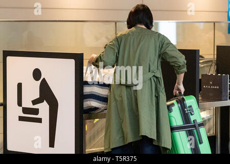 Tokyo, Giappone. 27 apr, 2019. Passeggeri attendere per i loro voli in partenza lobby dell'Aeroporto Haneda terminale 2 in Tokyo. Questo anno si prevede di raggiungere un record di viaggiatori di oltremare e le destinazioni sul mercato interno nel corso di un insolito 10-giorno Golden settimana di vacanza a causa della ascesa al trono del Principe Ereditario Naruhito e l'inizio della nuova epoca Reiwa. La Golden Week holiday corre dal 27 aprile al 6 maggio. Credito: Rodrigo Reyes Marin/AFLO/Alamy Live News Foto Stock