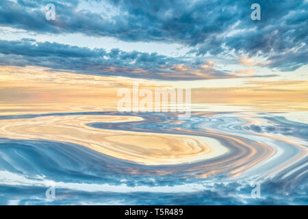 All'alba o al tramonto su acqua liscia Foto Stock