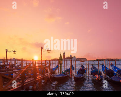 Barche a Venezia in Europa all'alba Foto Stock