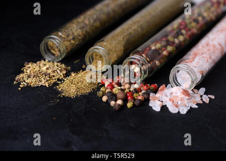 Massa assortiti spezie in bottiglie di vetro Foto Stock
