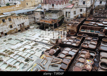 FEZ, in Marocco - 1 Novembre 2012: pelle morire in una conceria tradizionale nella città di Fez, Marocco Foto Stock