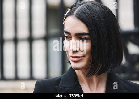 Parigi, Francia - 02 Marzo 2019: modello ritratto dopo una sfilata di moda durante la settimana della moda di Parigi - PFWFW19 Foto Stock