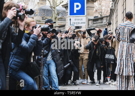 Parigi, Francia - 02 Marzo 2019: Street style fotografi durante la settimana della moda di Parigi - PFWFW19 Foto Stock