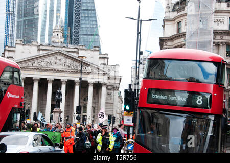 Estinzione della ribellione di protesta, London . Il 25 aprile 2019. I ribelli sciame presso Banca fermando il traffico per sette minuti in corrispondenza di un tempo di attirare l' attenzione della CLI Foto Stock