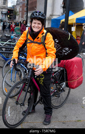 Estinzione della ribellione di protesta, London . Il 25 aprile 2019. Un ribelle lascia il Marble Arch camp con i suoi bagagli sulla sua moto. Foto Stock