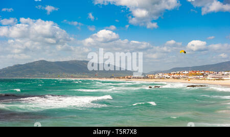Mar Mediterraneo con surf, cielo blu e montagne, Tarifa, Spagna Foto Stock