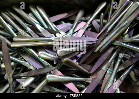 Guy Degrenne nella factory di Vire (Normandia, a nord-ovest della Francia), specializzata nella posateria e argenteria. Acciaio inossidabile argenteria workshop: coltelli Foto Stock