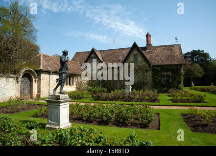 Anglesey Abbey in lode, Cambridgeshire, attraverso i giardini formali. Un ex priorato e poi, dal 1930, la casa di campagna del Signore Fairhaven. Foto Stock