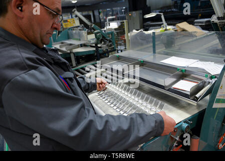 Guy Degrenne nella factory di Vire (Normandia, a nord-ovest della Francia), specializzata nella posateria e argenteria. Acciaio inossidabile argenteria workshop: donna, wor Foto Stock