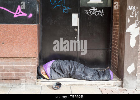 Sheffield, Regno Unito - 14 Ottobre 2017: traversina ruvida un senzatetto giace addormentato in un portale su 14 Ott 2017 a Hereford Street Foto Stock