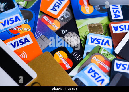 Cracovia in Polonia - Giugno 16, 2017: banca di plastica le carte di pagamento Visa e Mastercard, di credito e di debito. Foto Stock