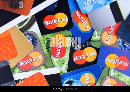 Cracovia in Polonia - Giugno 16, 2017: Mucchio di plastica bank Mastercard carte di pagamento. Foto Stock
