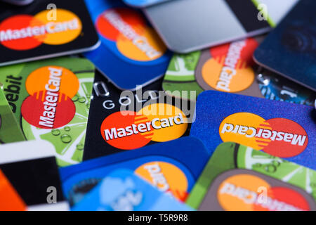 Cracovia in Polonia - Giugno 16, 2017: Mucchio di plastica bank Mastercard carte di pagamento. Foto Stock