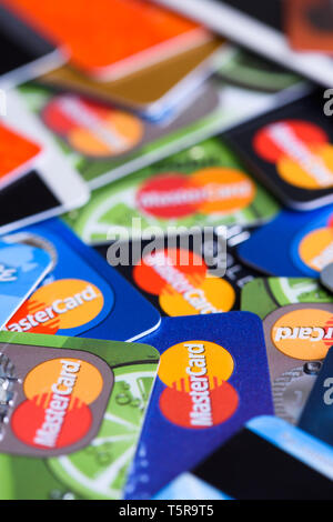 Cracovia in Polonia - Giugno 16, 2017: Mucchio di plastica bank Mastercard carte di pagamento macro. Foto Stock