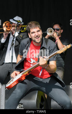 Carlos Gutierrez di Muyayo Rif effettuando al Womad Festival, Charlton Park, Regno Unito, 26 luglio 2014. Foto Stock