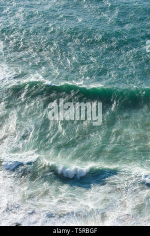 Trasparente grande oceano onde vicino a birds eye view Foto Stock