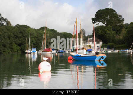 Porthnavas Creek, off il fiume Helford, Cornwall, Regno Unito: il club di vela sul molo più elevati e pool Porthnavas Foto Stock