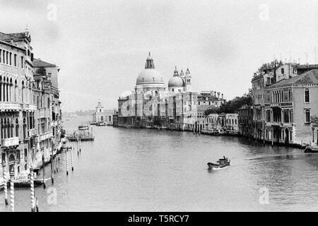 Venezia, Italia, 1980 - foto in bianco e nero - panoramica del Canal Grande dal ponte dell'Accademia, con la Basilica di Santa Maria della Salute in background Foto Stock