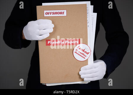 Cartella con Paradise Carte e etichetta Offshore con documenti all'interno, il paradiso fiscale documenti il concetto di perdita Foto Stock