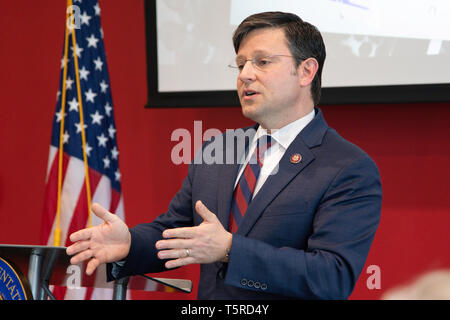 BOSSIER CITY, LA., U.S.A. - 25 Aprile 2019: U.S. Sost. Mike Johnson, R-La., parla di una città in stile sala riunione con componenti a Bossier Parrocchia Com Foto Stock