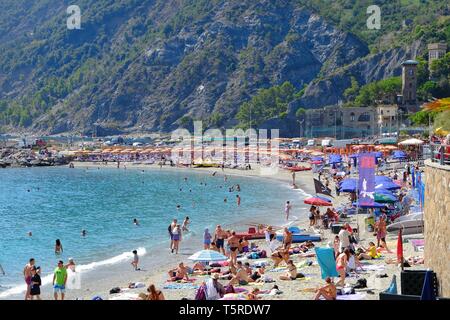 Monterosso, Italia- Settembre 18, 2018: i bagnanti su una spiaggia ligure delle famose Cinque Terre, prendere l'ultima soleggiate giornate estive Foto Stock