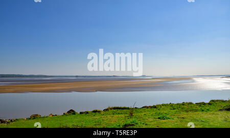 Fiume Severn Estuary, barene a bassa marea, guardando da vicino a Lydney lungo il fiume Foto Stock