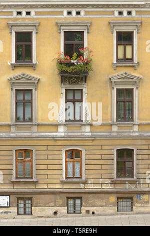 Un appartamento giallo edificio in Cracovia in Polonia. Foto Stock