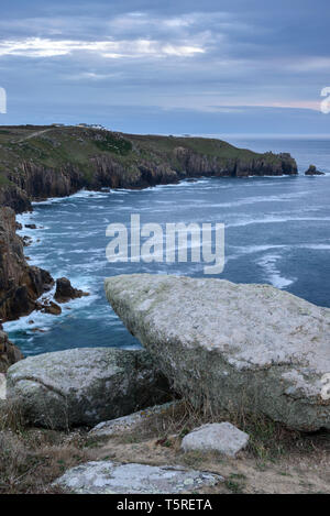 Vista costiera da Pedn-uomini-du al Land's End, Cornwall. Foto Stock